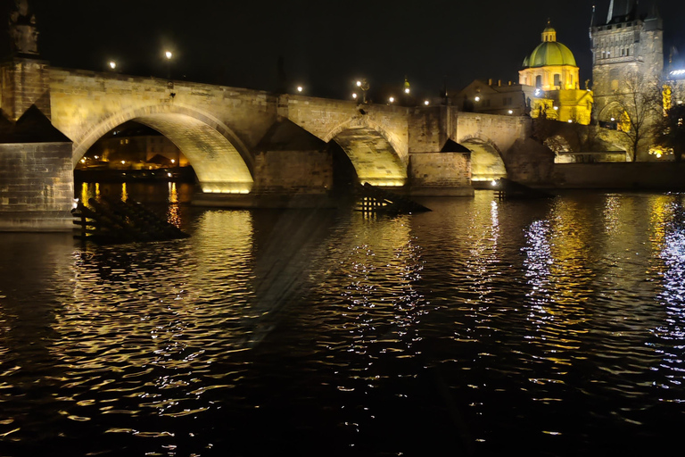 1-hour cruise with drinks included Praha: One-hour cruise around Prague with a drink included