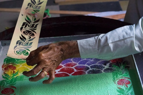 Jalsanjhi von den letzten wenigen Kunsthandwerkern, die auf Wasser malen könnenJenseits der Vorstellungskraft: Jalsanjhi von den letzten wenigen Kunsthandwerkern, die es