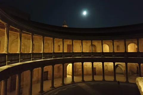 Granada: Tour guidato delle leggende dell'Alhambra al tramonto