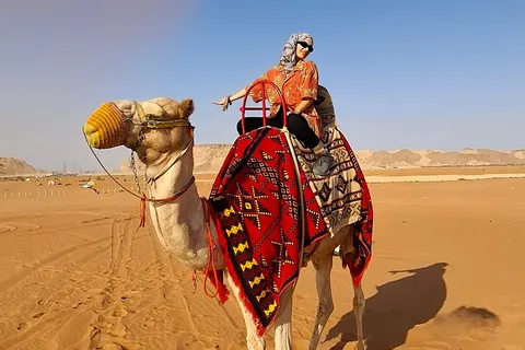 Riad: Sanddünen in der Wüste (Kamelritt und Quadfahren)