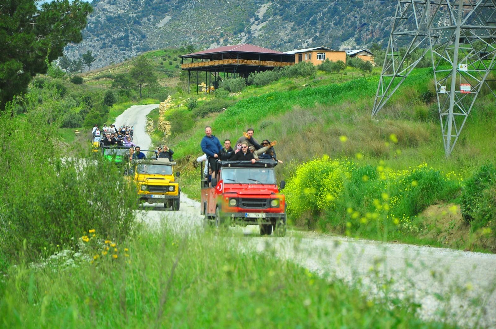 Ab Side: Jeep-Safari-Abenteuer mit Wasserschlacht