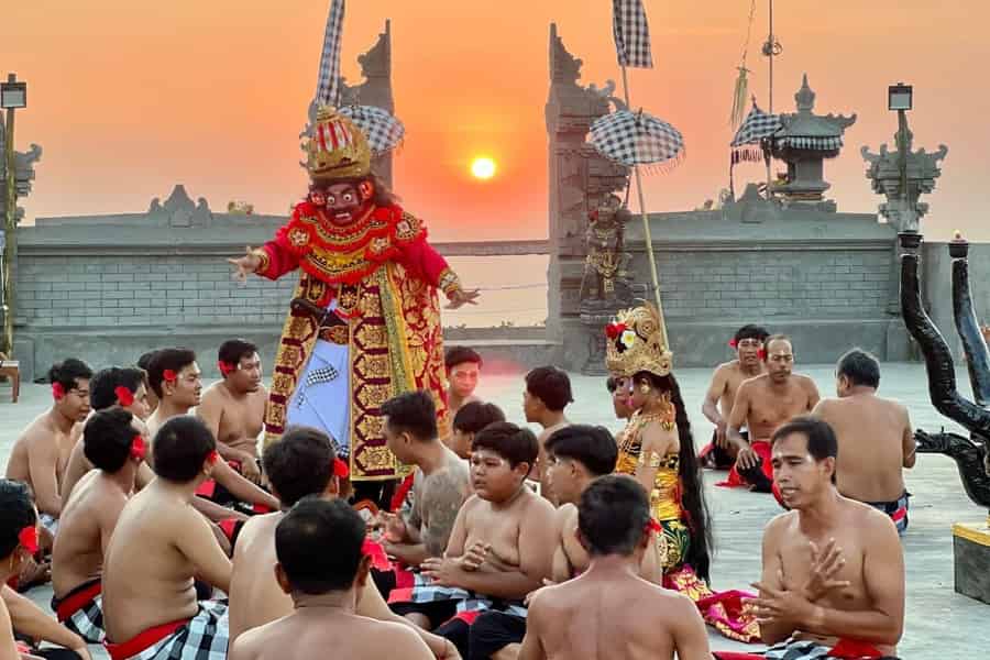 Bali: Ticket für den Kecak-Feuertanz auf der Karang Boma-Klippe in Uluwatu. Foto: GetYourGuide Bali: Ticket für den Kecak-Feuertanz auf der Karang Boma-Klippe in Uluwatu. Foto: GetYourGuide