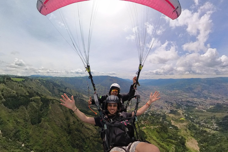 Medellín: Skip-the-Line Paragliding W 20-Yr Experience Pilot