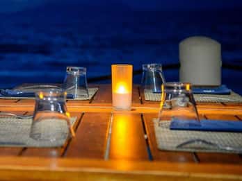 Pantelleria: tour nocturno privado en barco con aperitivo y cena