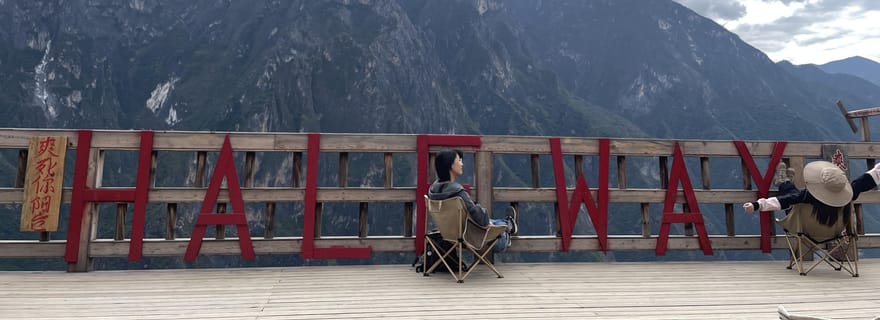 Randonnée sur la route principale des gorges du Saut du Tigre à Shangri-La Middle