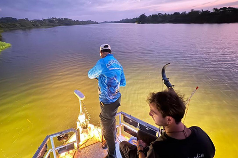 Bolgoda: Nighttime Bowfishing Boat Tour with Equipment