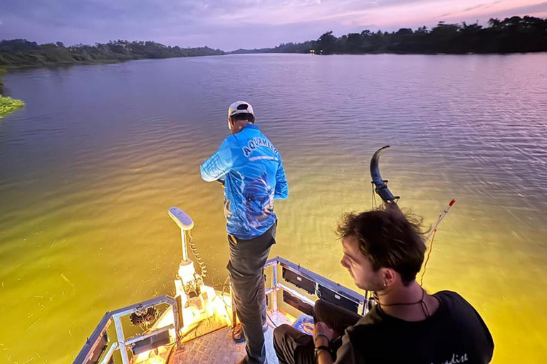 Bolgoda: Nighttime Bowfishing Boat Tour with Equipment