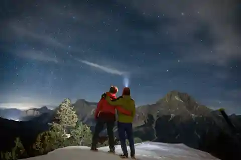 As Dolomitas à noite com raquetes de neve