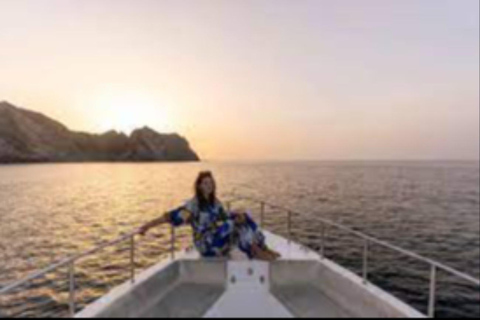 Muscat: VIP Coast and Sunset Boat Trip
