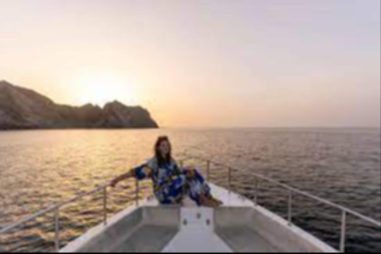 Muscat: VIP Coast and Sunset Boat Trip