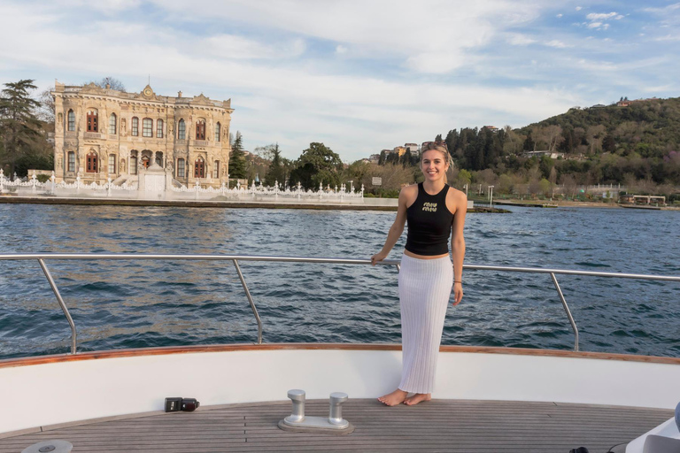 Istanbul: Bosphorus Sunset Cruise with Snacks and Wine Istanbul: Bosphorus Sunset Cruise without Wine