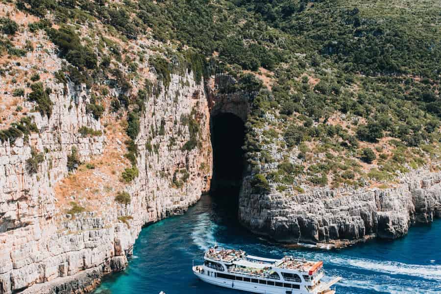 Ab Vlora/Durrës/Tirana: Tägliche Bootsfahrt nach Sazan und Karaburun. Foto: GetYourGuide Ab Vlora/Durrës/Tirana: Tägliche Bootsfahrt nach Sazan und Karaburun. Foto: GetYourGuide