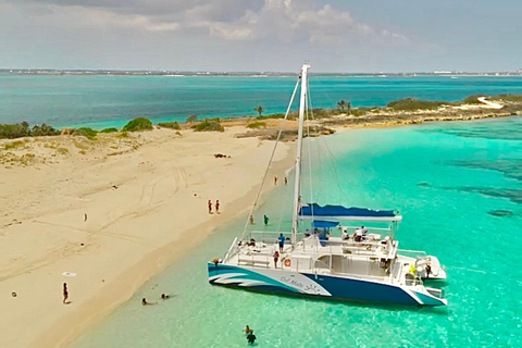 Montego Bay: Reggae Catamaran Cruise with Snorkeling