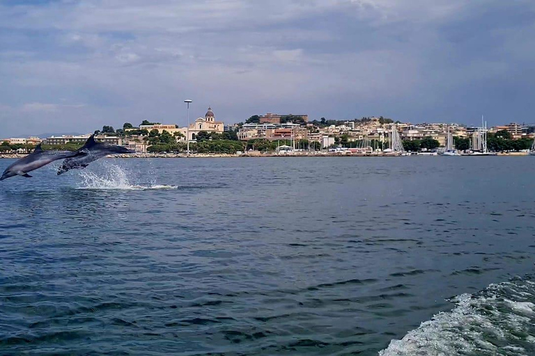 Cagliari: Båttur, 4 stopp, simning, snorkling och 1 spritzCagliari: båttur, 4 stopp, simning, snorkling och 1 spritz