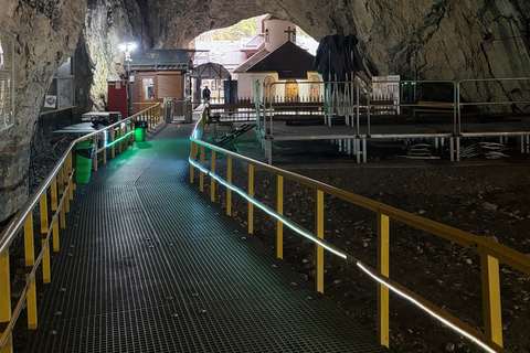 Sinaia: Ialomita Cave and Bucegi Mountains Tour
