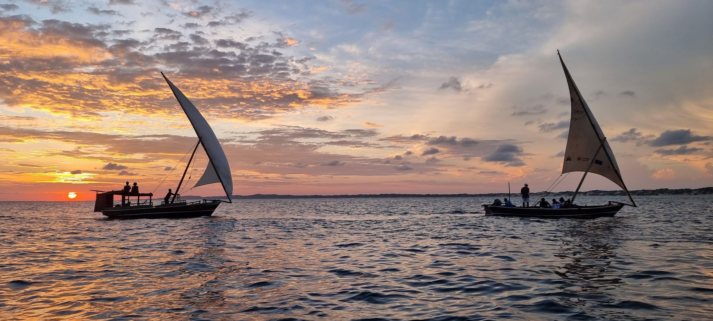 Lamu Island: Dau-Fahrt zum Sonnenuntergang mit Snacks und Getränken