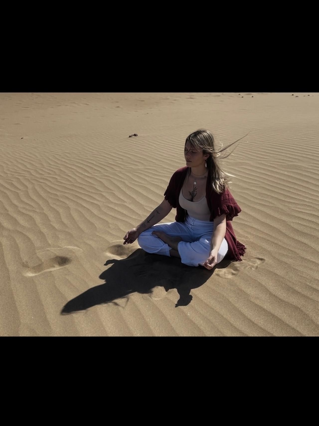 Yoga-Kurs am Strand bei Sonnenaufgang in Maspalomas