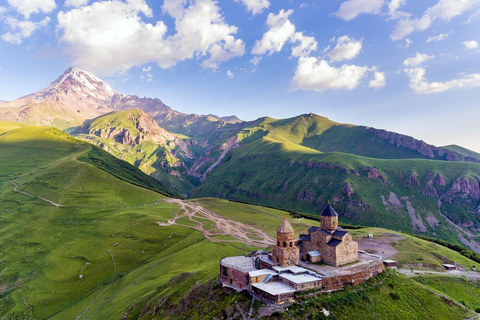 De Tiflis a Kazbegil Gudauri Ananuri Visita guiada en grupo