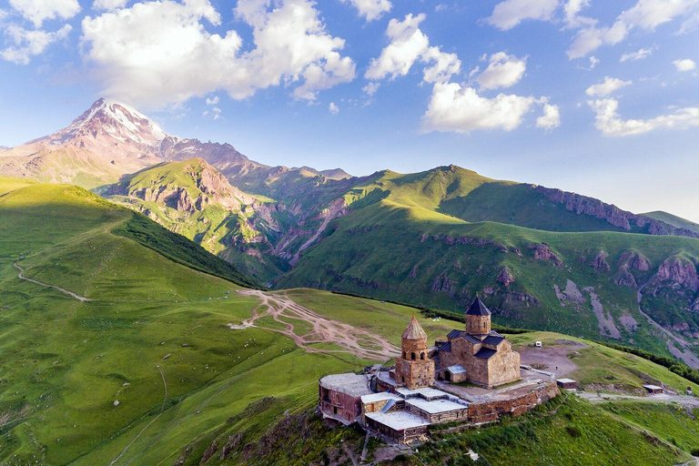 Von Tiflis nach Kazbegil Gudauri Ananuri Group Guided Tour