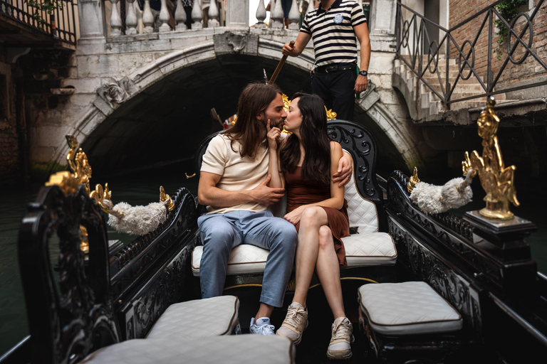 Venice With Professional Photographer Express Photoshoot in Rialto