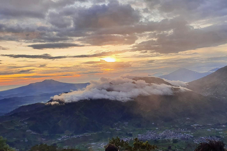 从日惹出发的日出西库尼尔山和迪恩高原之旅从日惹到日出 Sikunir 和 Dieng 高原之旅