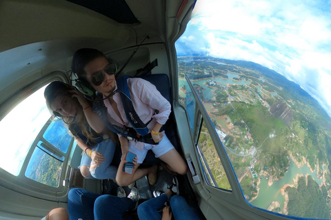 Tour particular em Guatape com passeio de helicóptero saindo de Medellín