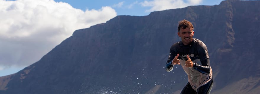 Cours de Surf en Groupe à Lanzarote, apprenez avec une equipe Locale