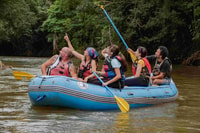 Navegue por el Río Peñas Blancas en un tranquilo Safari de Rafting Río - Hizvo