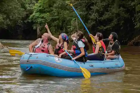 Segla på Rio Peñas Blancas på en lugn forsränningssafari