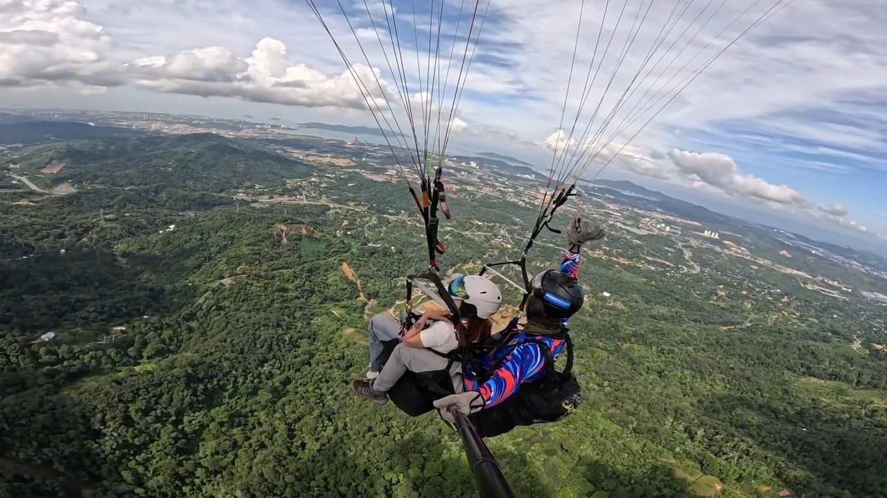 Kota Kinabalu: Paragliding am Kokol Hill mit Transfer