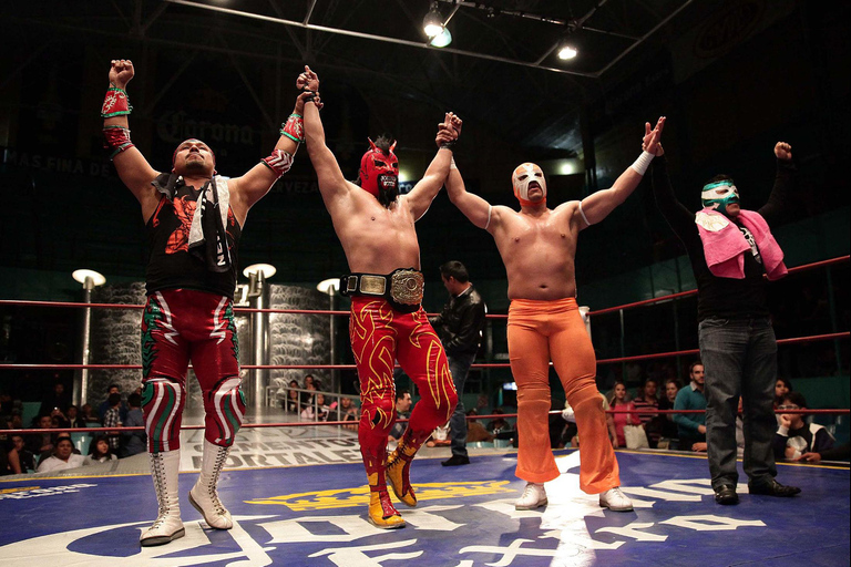 Puebla: Espectáculo icónico de lucha libre profesional con cena y bebida