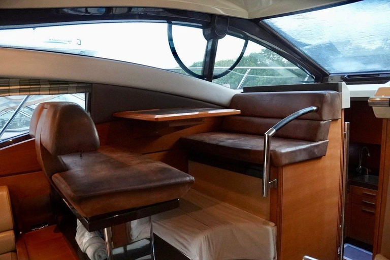 Cancún: Prywatny jacht Azimut 47 Fly - 6 godzin na Isla MujeresCancún: Prywatny jacht Azimut 47 Fly – 6 godzin na wyspę Isla Mujeres