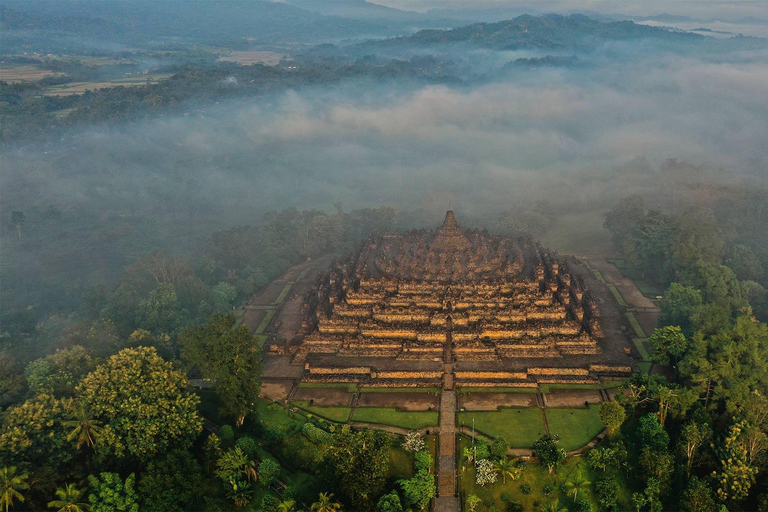 yogyakarta: borobudur zonsopgang en prambanan tempel