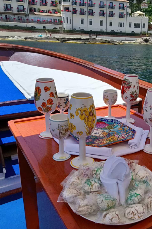 Giardini Naxos, Isola Bella en Grottos Cruise met Aperitief - Hizvo