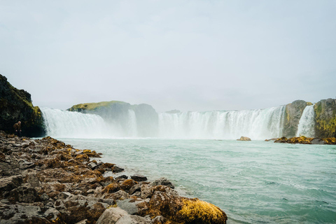 Privado: Cascada de Godafoss, Laufas y Laguna del BosqueVehículo 1-8 personas