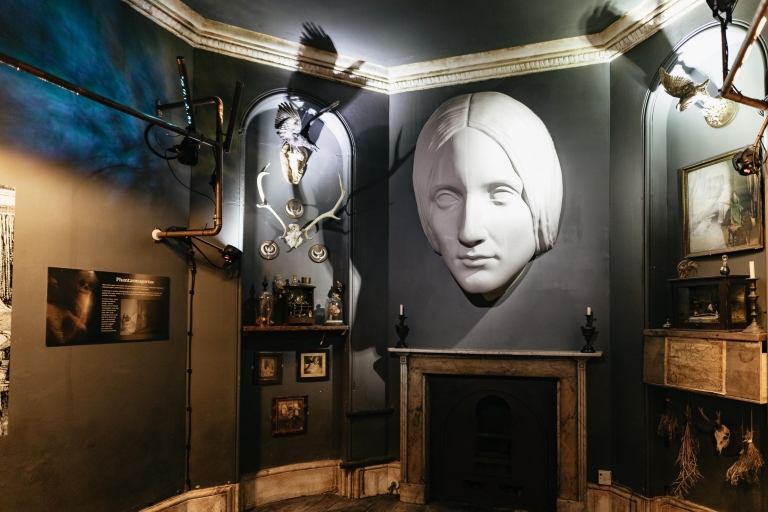 Baño: entrada a la casa de Frankenstein de Mary Shelley