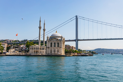 Istanbul: Bosporen Yacht Cruise med stopp på den asiatiska sidanYachtkryssning med stopp på den asiatiska sidan - Mötesplats