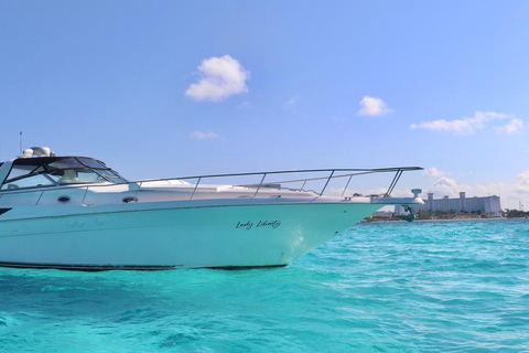 Cruzando o paraíso em um iate de luxo em CancúnIate de luxo de 2 horas em Cancún