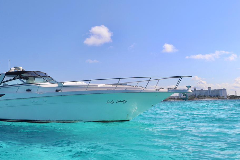 Cruzando o paraíso em um iate de luxo em CancúnIate de luxo de 2 horas em Cancún