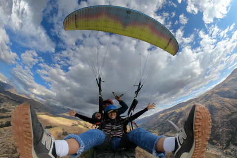 Lima: vuelo en parapente sobre la Costa Verde Peru: Tandem Paragliding Flight with Pilot