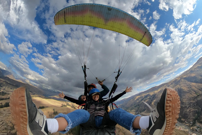 Lima: vuelo en parapente sobre la Costa Verde Peru: Tandem Paragliding Flight with Pilot