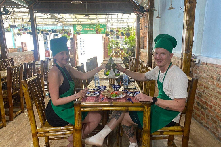 Clase de cocina Bay Mau con Ha Noi Phở en una casa local