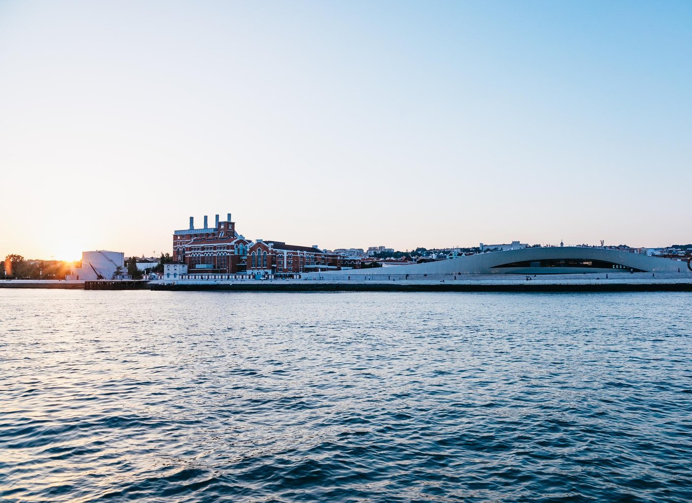 Lissabon: Dag/Solnedgang/Aften byrundvisning med sejlbåd og drink