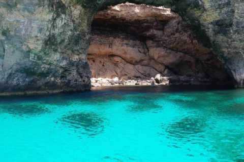 Comino: prywatne wycieczki wycieczkowe, postoje na kąpiel i zwiedzanie jaskińComino: Wycieczki wycieczkowe prywatną łodzią, przystanki pływackie i zwiedzanie jaskiń