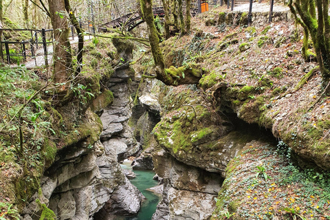 Da Tbilisi: Tour di un giorno del Canyon Martvili e delle Grotte di Prometeo