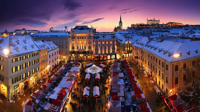 Vienna: Bratislava Christmas Market & Devin Castle Tour