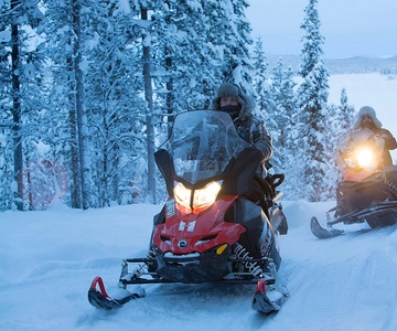 Kiruna: Excursión guiada en moto de nieve con pausa para el café