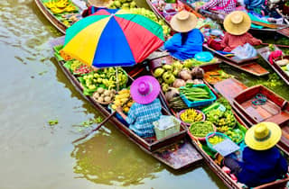 Privattour: Schwimmender Markt und Eisenbahnmarkt, englischsprachiger Guide