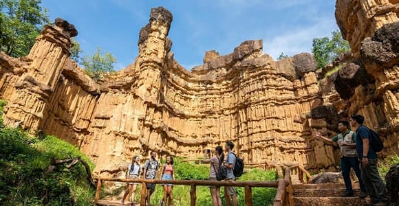 Pha Chor Canyon and Handicrafts Tour