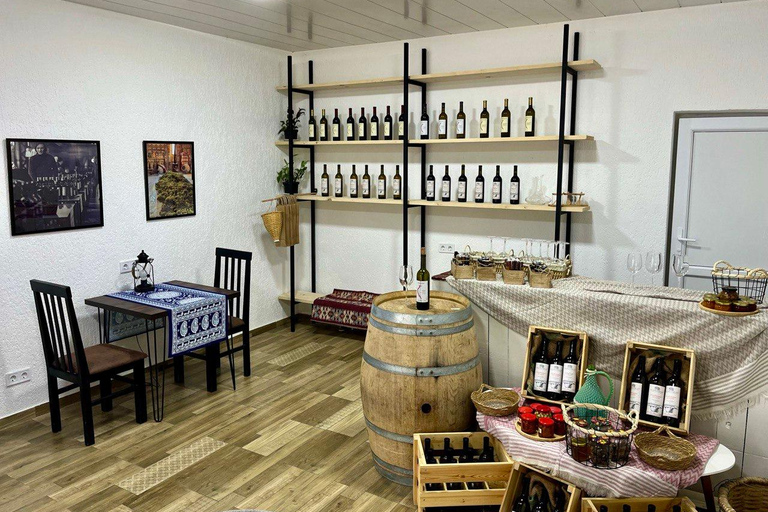 Kutaisi : dégustation de vins dans une cave familialeKoutaïssi : Dégustation de vins dans une cave familiale